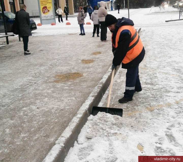 Коммунальные службы Владимира убирают снег с улиц города